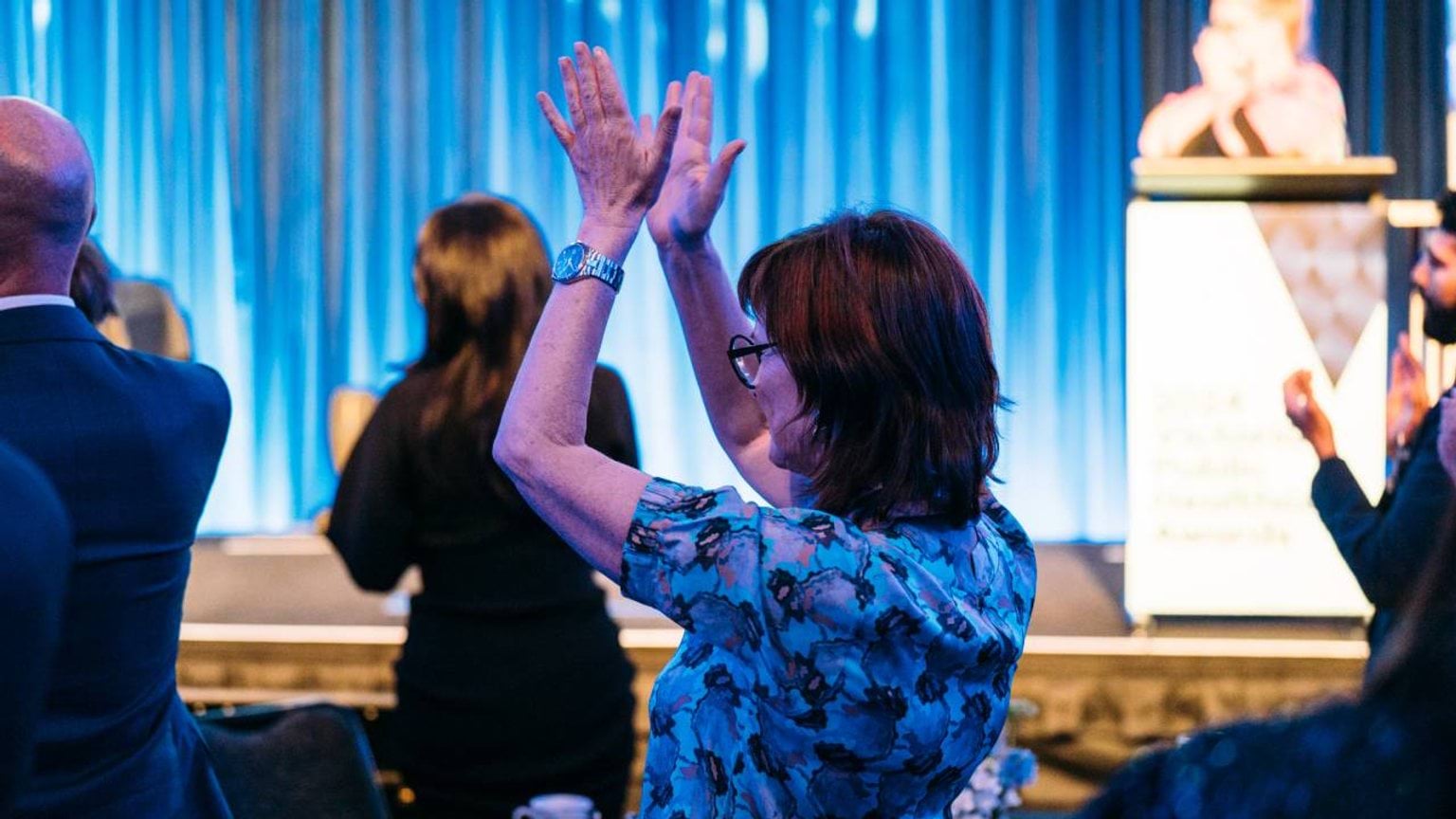 Crowd applauses an award winner