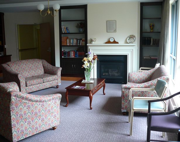 A dementia-friendly lounge area with comfortable couches and chairs.